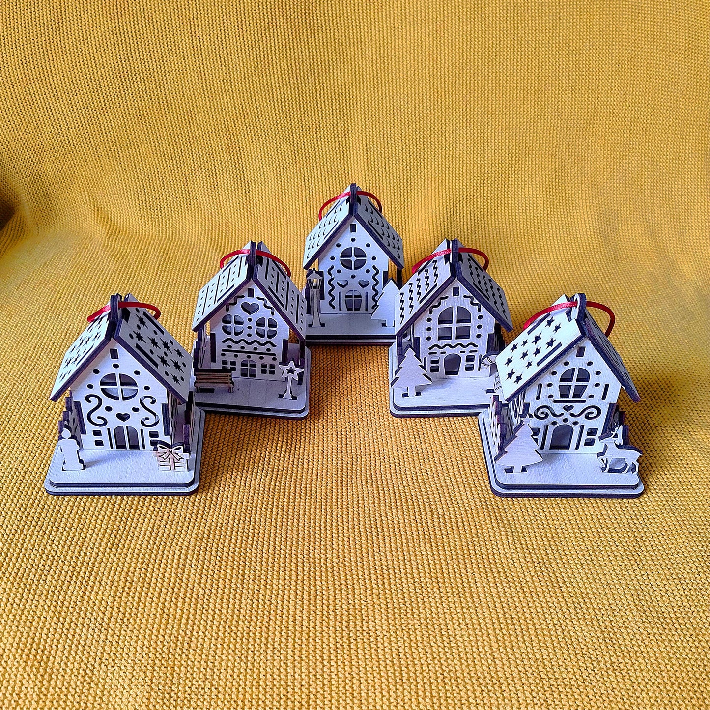 Lot 5 Boules de Noël en Bois Thème "Maisons"