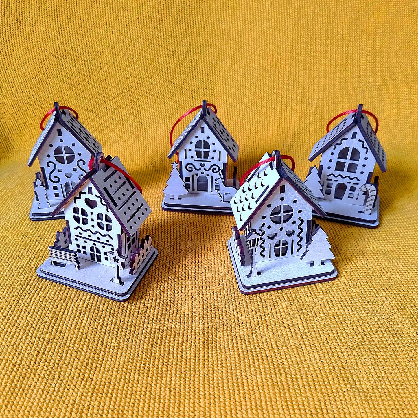 Lot 5 Boules de Noël en Bois Thème "Maisons"