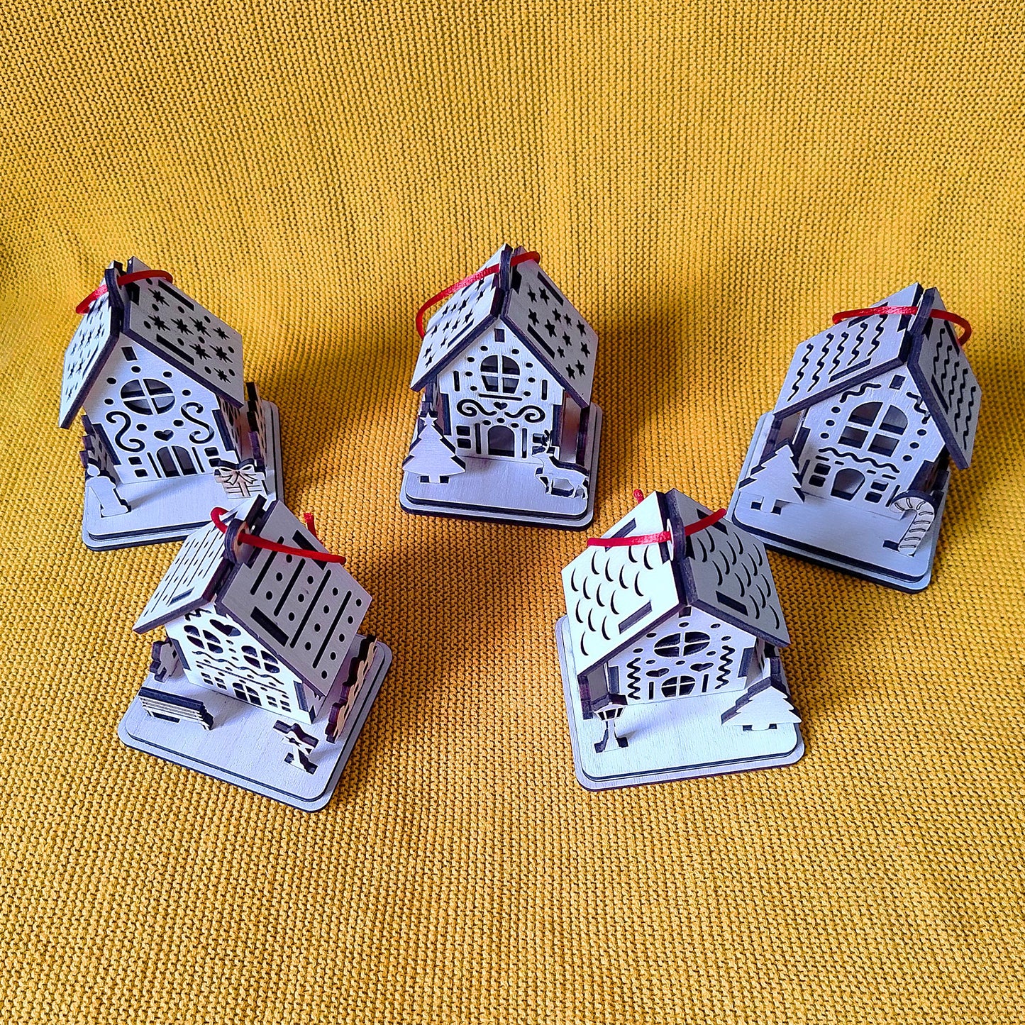 Lot 5 Boules de Noël en Bois Thème "Maisons"
